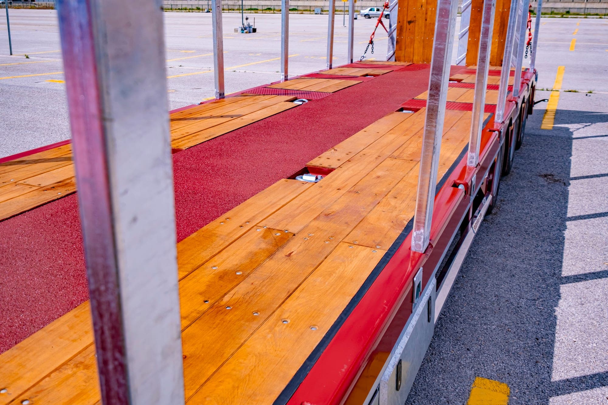 Femmerr extendable lowbed trailer deck with hardwood flooring and anti-slip surface